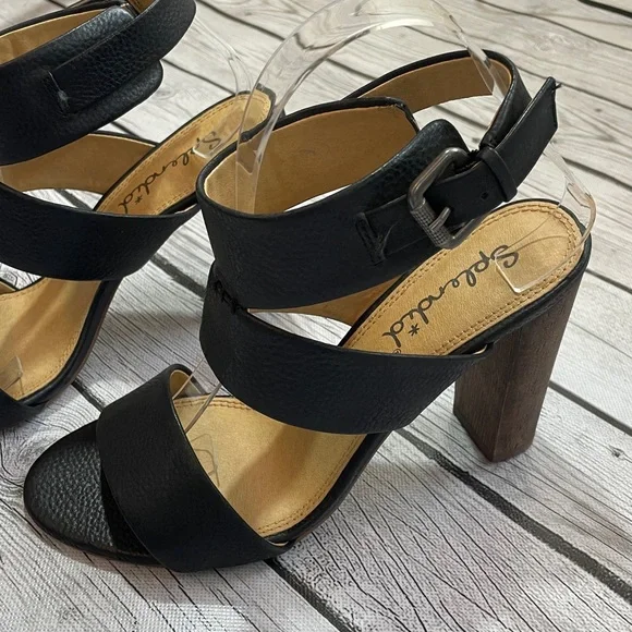 Splendid Leather Heels Size 8 NWOT
Strappy Buckle Sandal - Picture 4 of 9